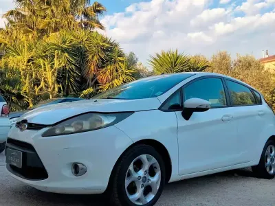 Begagnad Ford Fiesta 60 HK (44 kW) 2012 Vit Sedan