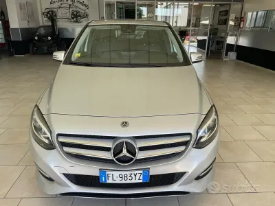 Usata Mercedes B180 122 CV (89 kW) 2017 Grigio Utilitaria