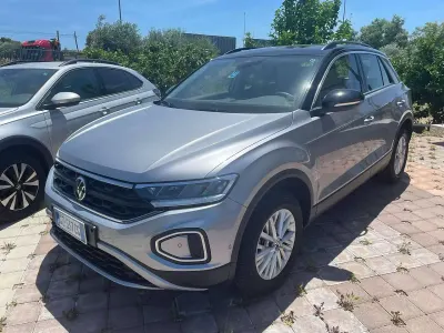 Usata VW T-Roc Life 116 CV (85 kW) 2025 Argento SUV