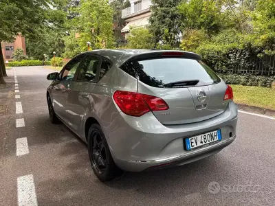 Używany Opel Astra Cosmo 110 KM (80 kW) 2014 Brązowy Sedan/Limuzyna