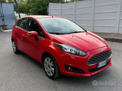 Gebraucht Ford Fiesta 75 PS (55 kW) 2015 Rot Kleinwagen