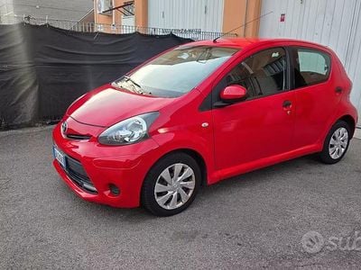 Begagnad Toyota Yaris 69 HK (50 kW) 2012 Röd Halvkombi