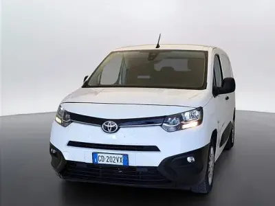 Usata Toyota Proace City Active 100 CV (73 kW) 2021 Bianco Monovolume