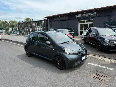 Usata Toyota Aygo 68 CV (50 kW) 2005 Grigio Utilitaria