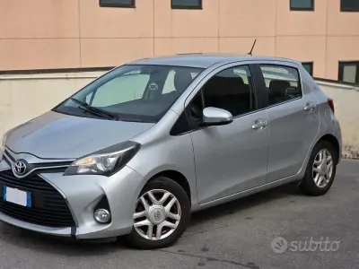 Occasion Toyota Yaris Lounge 69 ch (50 kW) 2015 Gris Citadine