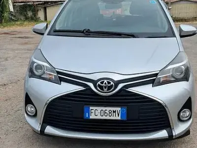 Begagnad Toyota Yaris Lounge 69 HK (50 kW) 2016 Grå Sedan