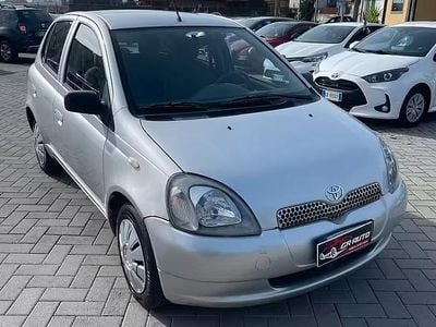 Usata Toyota Yaris Sol 68 CV (50 kW) 2000 Grigio Berlina