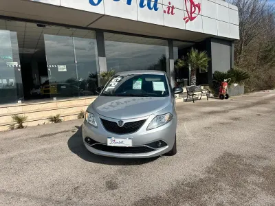 Usata Lancia Ypsilon Platinum 69 CV (50 kW) 2016 Argento Utilitaria