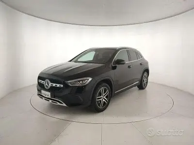 Käytetty Mercedes GLA180 116 HP (85 kW) 2022 Musta Katumaasturi