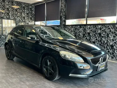 Usata Volvo V40 Momentum 120 CV (88 kW) 2016 Nero Berlina