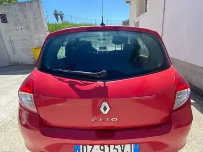 Usata Renault Clio II 75 CV (55 kW) 2010 Rosso Berlina