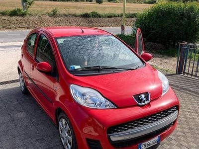 Usata Peugeot 107 68 CV (50 kW) 2010 Rosso Utilitaria