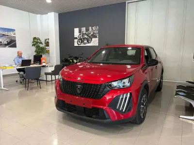 Usata Peugeot 2008 Allure 101 CV (74 kW) 2024 Rosso elixir SUV