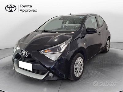 Begagnad Toyota Aygo X-play 72 HK (52 kW) 2021 Svart Halvkombi