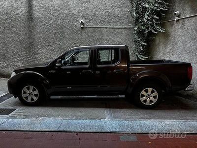 Usata Nissan Navara XE 190 CV (139 kW) 2011 Marrone Pick-up