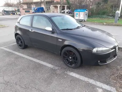 Usata Alfa Romeo 147 Distinctive 120 CV (88 kW) 2006 Nero Utilitaria
