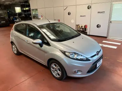 Usata Ford Fiesta 60 CV (44 kW) 2012 Argento Berlina