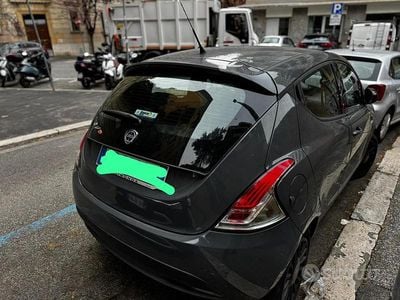 Usado Lancia Ypsilon 69 HP (50 kW) 2014 Cinzento Citadino