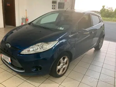 Usata Ford Fiesta 82 CV (60 kW) 2010 Blu Berlina