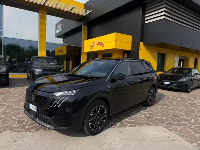Usado Peugeot 5008 GT 136 CV (100 kW) 2025 Negro SUV