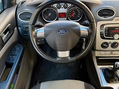 Begagnad Ford Focus 100 HK (73 kW) 2009 Grå Sedan