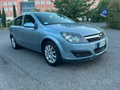 Usata Opel Astra 101 CV (74 kW) 2007 Bluazzurro Berlina