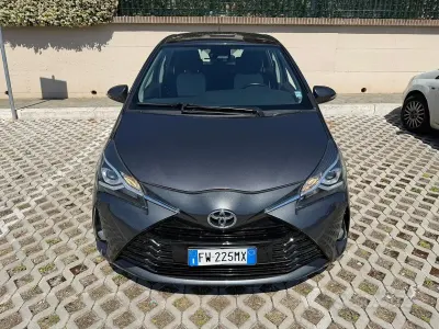 Usata Toyota Yaris Lounge 72 CV (52 kW) 2019 Grigio Berlina