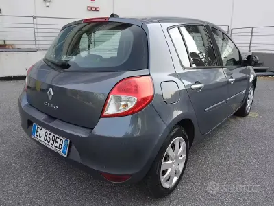 Usata Renault Clio II 72 CV (52 kW) 2010 Grigio Berlina