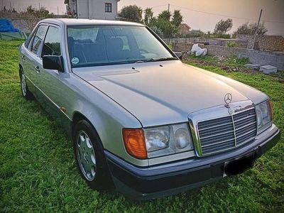 Usata Mercedes E200 136 CV (100 kW) 1993 Argento Berlina