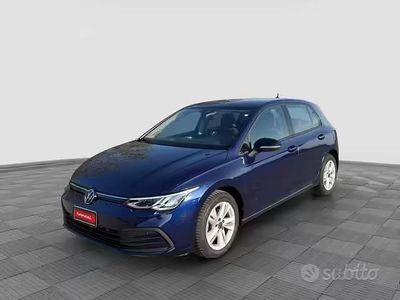 Usata VW Golf VIII Life 110 CV (80 kW) 2023 Blu Berlina