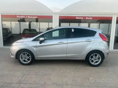 Usata Ford Fiesta Titanium 68 CV (50 kW) 2009 Grigio Berlina