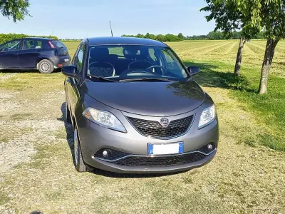 Usado Lancia Ypsilon Gold 80 HP (58 kW) 2017 Cinzento Citadino