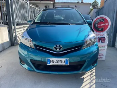 Usata Toyota Yaris 69 CV (50 kW) 2014 Bluazzurro Utilitaria