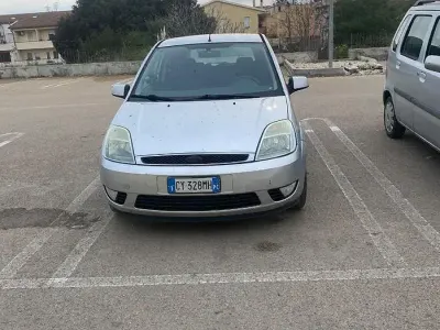 Usata Ford Fiesta 68 CV (50 kW) 2005 Grigio Utilitaria