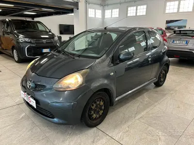 Usata Toyota Aygo 68 CV (50 kW) 2006 Grigio scuro Utilitaria