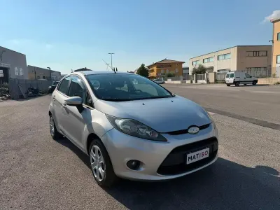Usata Ford Fiesta Titanium 82 CV (60 kW) 2009 Argento Berlina