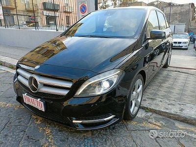 Käytetty Mercedes B200 136 HP (100 kW) 2012 Musta Tila-auto