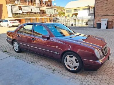Usata Mercedes E200 Avantgarde 136 CV (100 kW) 1997 Rosso Berlina