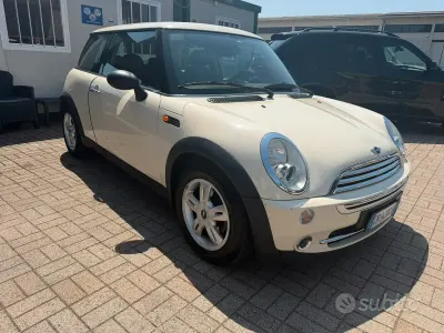 Usata Mini Cooper 90 CV (66 kW) 2004 Bianco Utilitaria