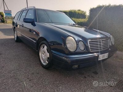 Usata Mercedes E200 Avantgarde 136 CV (100 kW) 1996 Blu Station wagon
