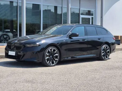 Usata BMW 520 M Sport 197 CV (144 kW) 2024 Black sapphire metalizzato Station wagon