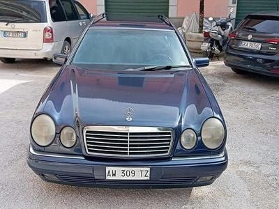 Usata Mercedes E250 150 CV (110 kW) 1998 Blu Station wagon