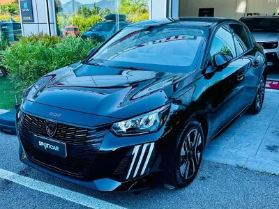 Usata Peugeot 208 Allure 101 CV (74 kW) 2025 Nero Utilitaria