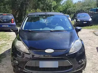 Usata Ford Fiesta 82 CV (60 kW) 2010 Nero Berlina