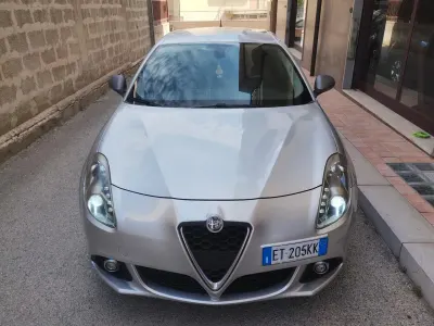 Usata Alfa Romeo Giulietta Distinctive 105 CV (77 kW) 2013 Argento Utilitaria