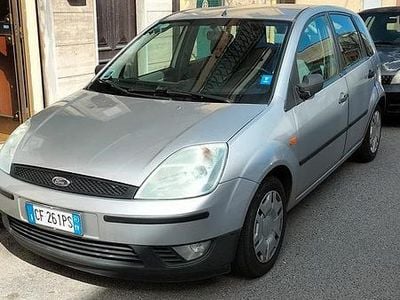 Usata Ford Fiesta Ghia 75 CV (55 kW) 2003 Grigio Utilitaria
