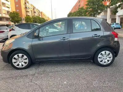 Usata Toyota Yaris 65 CV (47 kW) 2010 Grigio Utilitaria