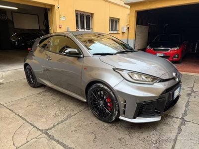 Usata Toyota Yaris 280 CV (205 kW) 2024 Grigio Utilitaria