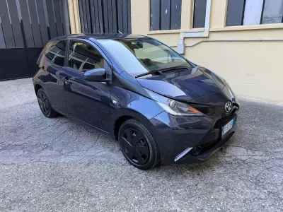 Usata Toyota Aygo X-clusiv 69 CV (50 kW) 2014 Blu/azzurro(met.) Utilitaria