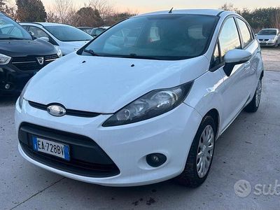 Usata Ford Fiesta 96 CV (70 kW) 2011 Bianco Utilitaria